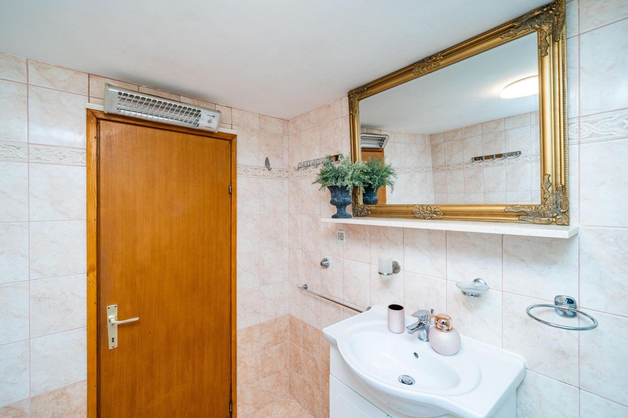 Plaza Apartment *